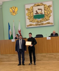 Награждает победителей Конкурса на лучшую научную работу студентов высших учебных заведений в городском округе город Уфа Газизов Рустем Фаритович